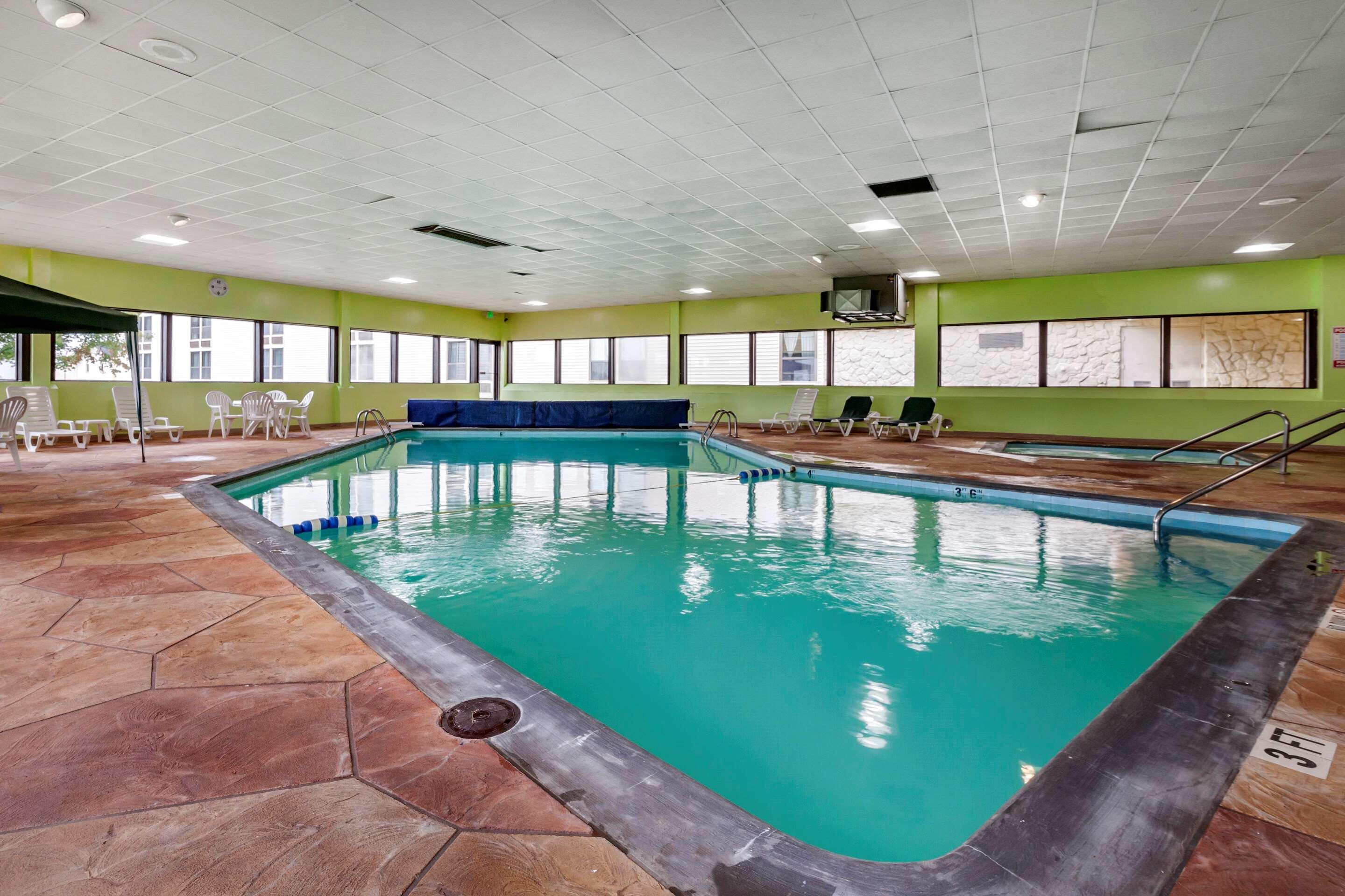 Quality Inn & Suites Escanaba North Exterior foto